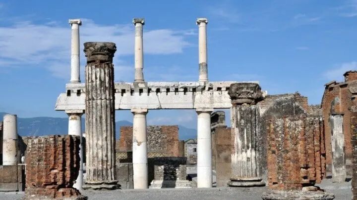w from the Basilica, Pompeii