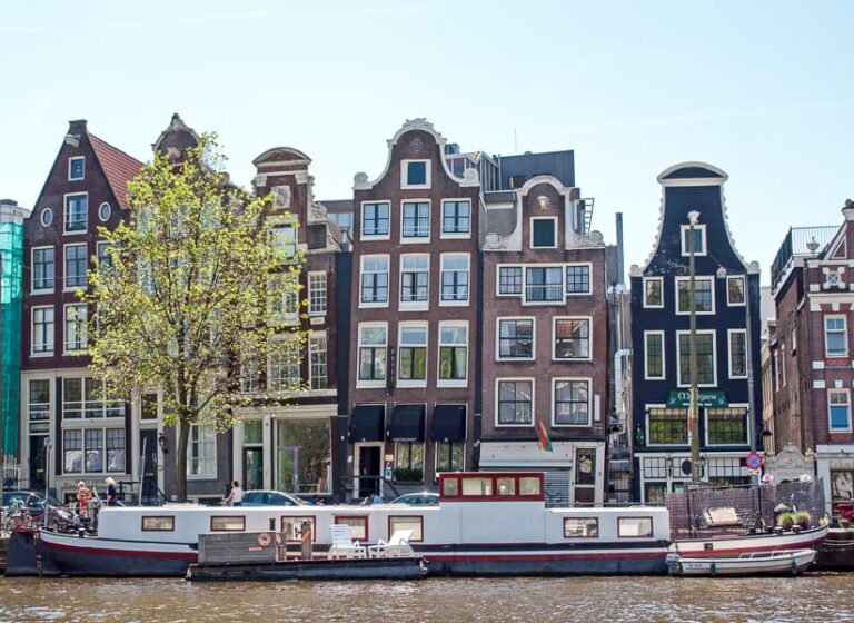 The leaning Houses of Amsterdam and why they tilt