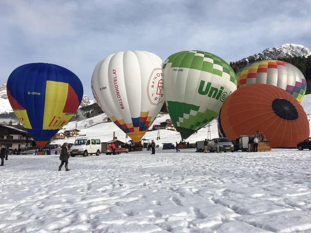 Hot-air-balloons-in-snow