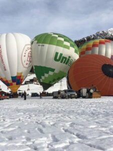 Hot-air-balloons-in-snow