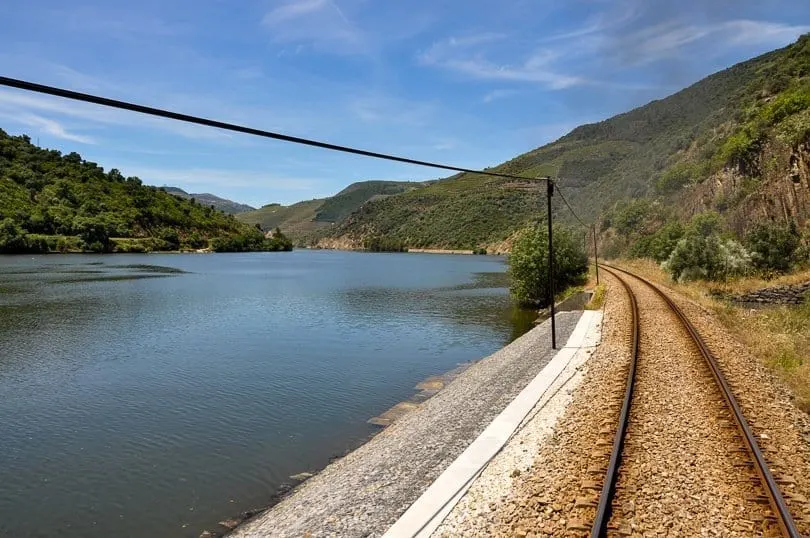 douro-river-valley-train-tracks