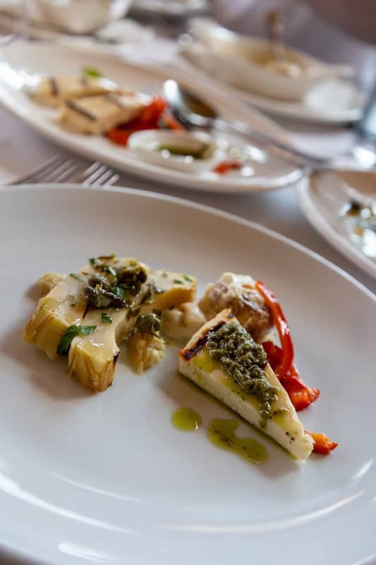 Artichoke heart with grilled halloumi with pesto and red pepper